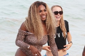 Фото: после раннего поражения на "Ролан Гаррос" Серена Уильямс вместе с Каролин Возняцки отдыхает на пляже в Майами