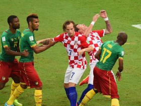 Фото: М'Биа снял с Ракитича всю одежду, едва дождавшись окончания матча Камерун - Хорватия